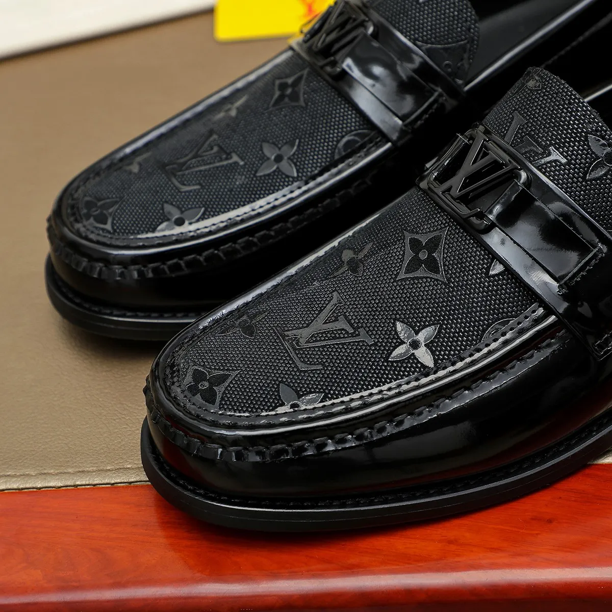 Men's shoes 💰 460 💰 Louis Vuitton LV ® 🆕 model 🔛Full shoe counter, first layer cowhide, 🐂leather lined casual shoes for men, super soft outsole, essential for driving. Counter synchronization, original first layer cowhide, completely 1:1 mold customization🌹top version, color optional! Number: 39-44 (customized at 38.45)